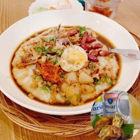 シーズンメニューの「Bubur ayam」（インドネシア版の鶏粥）